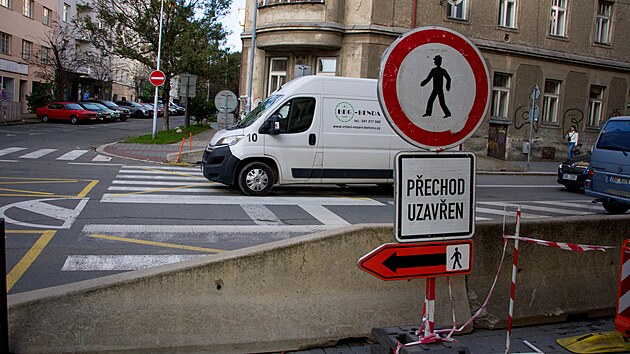 Vstup na doasn zruen pechod na ulici voz v Brn nechalo msto zatarasit i betonovmi bloky. (17. jna 2024)