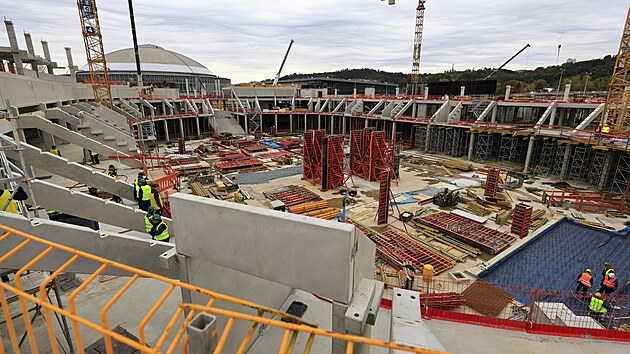 Hokejist� brn�nsk� Komety si vyrazili prohl�dnout stavbu nov� ar�ny, v n� budou hr�t. (17. ��jna 2024)