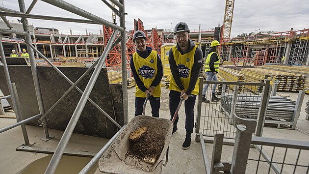 Hokejist� brn�nsk� Komety si vyrazili prohl�dnout stavbu nov� ar�ny, v n� budou hr�t. (17. ��jna 2024)