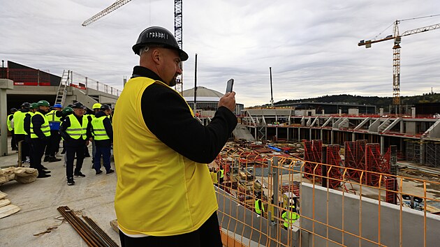 Hokejist� brn�nsk� Komety si vyrazili prohl�dnout stavbu nov� ar�ny, v n� budou hr�t. (17. ��jna 2024)