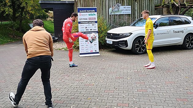 Pi naten videoklipu FC Vysoina se v prostorch jihlavsk zoologick zahrady pedstavili brank Adam Jgrik (v ervenm) a tonk Radek Kivnek. Radost z m vak mly i divok elmy: tygi a leopardi.
