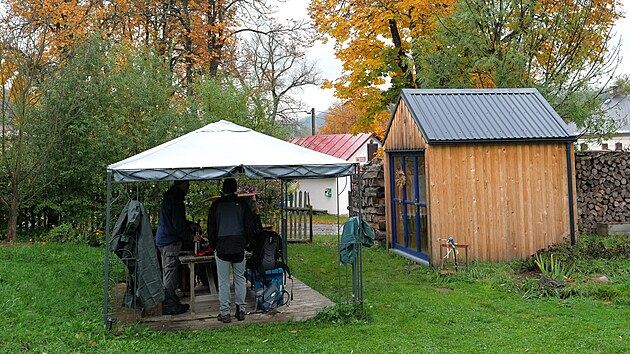 Osvovnu v Krsnm na rsku provozuje rodina Jana Matouka. Domek se samoobslunm oberstvenm maj na sv zahrad u kostela.