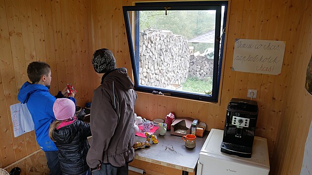 Osvovnu v Krsnm na rsku provozuje rodina Jana Matouka. Domek se samoobslunm oberstvenm maj na sv zahrad u kostela.