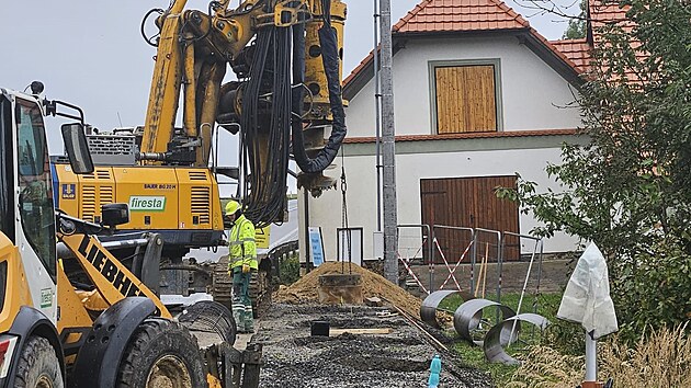 Na stavb protihlukov stny u Kvtnova se do akce zapojila vrtn souprava. S jej pomoc dlnci do zem zasad celkem 88 pil.