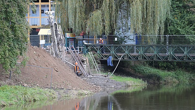 Hned vedle stvajcho montovanho mostu Bailey Bridge vznik nov lvka.