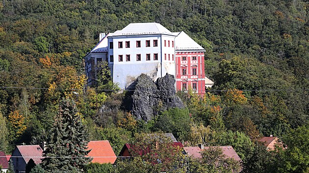 Zmek Mileov stoj na mst hradu ze 14. stolet, pestavnho na renesann a pozdji na barokn zmek. Vystdal nkolik majitel. Tm nejvznamnjm byl Zdenk Kapar Kapl ze Sulevic. Slouil v csaskch slubch. V roce 1683 zskal hodnost marla za jeho vznamn podl na obran Vdn obleen Turky.