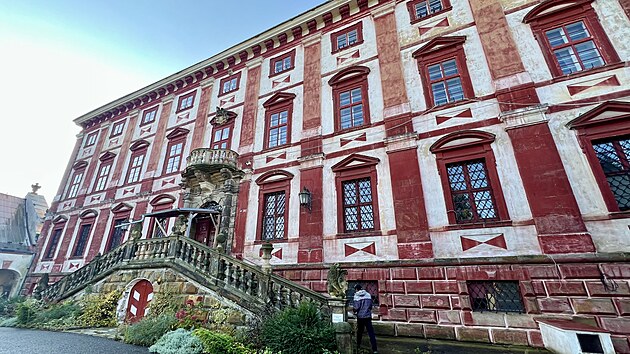 Do budovy zmku se vstupuje hlavnm vchodem po schoditi se sochaskou vzdobou.