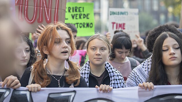 Tis�covka demonstrant� se v Mil�n� ��astnila pochodu na podporu Palestiny a boje proti zm�n�m klimatu. V �ele pr�vodu �la �v�dsk� ekologick� aktivistka Greta Thunbergov� (uprost�ed). (11. ��jna 2024)