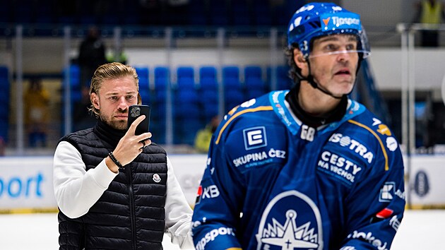 Kladno, 13. 10. 2024. Ryt��i Kladno - HC Olomouc. Re�is�r Petr V�trovsk�, kter� nat��� dokument o Jarom�ru J�grovi.