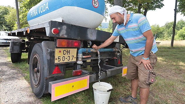 V Kopanin�ch na A�sku maj� v l�t� pravideln� nedostatek vody. Chyb� i kanalizace, spla�ky kon�� v p��rod�.