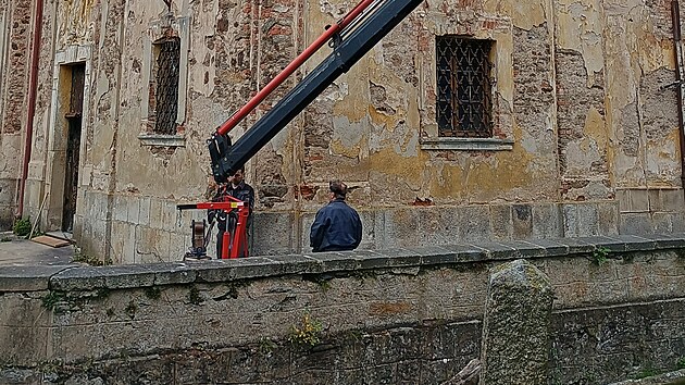 Pprava zvonu k zaven do kosteln ve