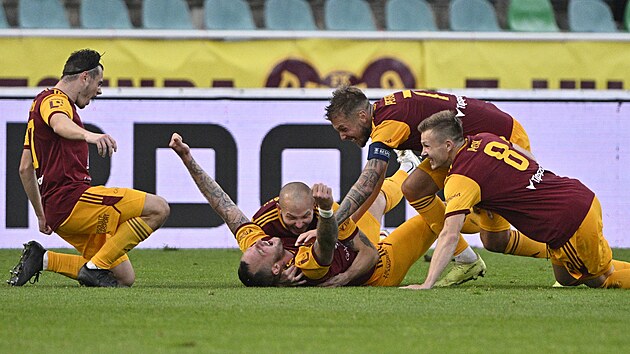 Fotbalisté Dukly se radují z gólu v utkání proti Pardubicím.