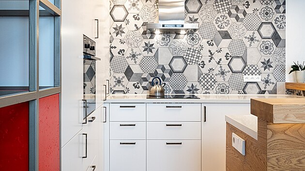 Kuchy�sk� linka z IKEA je ��eln� dopln�na d�lci na m�ru.
