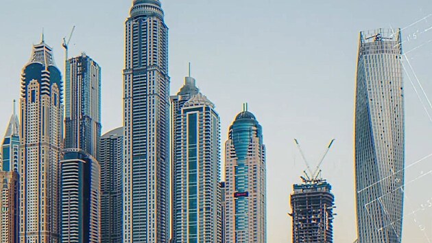 Panorama Dubaje dnes tvo�� des�tky mrakodrap�. Zcela vpravo Cayan Tower.