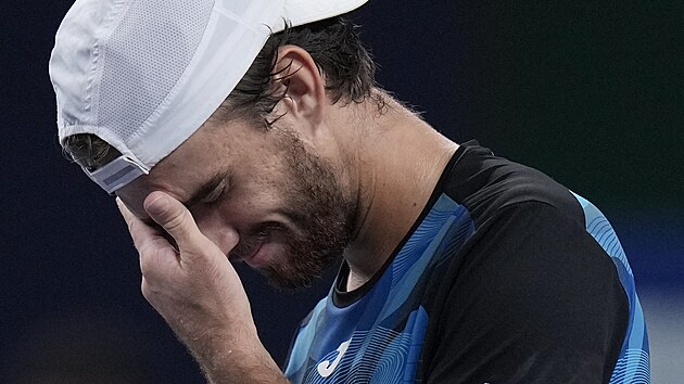 Tom� Mach�� jako by nemohl uv��it, �e pr�v� porazil Carlose Alcaraze ve �tvrtfin�le turnaje v �anghaji.