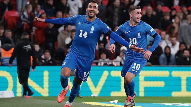 �ek Vangelis Pavlidis (vlevo) se raduje z gólu v zápase s Anglií.