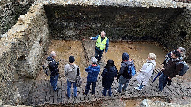 Zbytky zstavby, jej potky lze datovat a do 14. stolet, prezentoval na mst archeolog Michal Bernek (v reflexn vest).