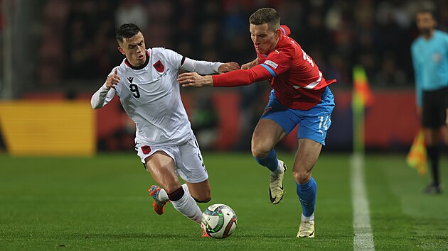 Luk� Provod (vpravo) se sna�� pl�chnout Jasirovi Asanimu v utk�n� �eska s...