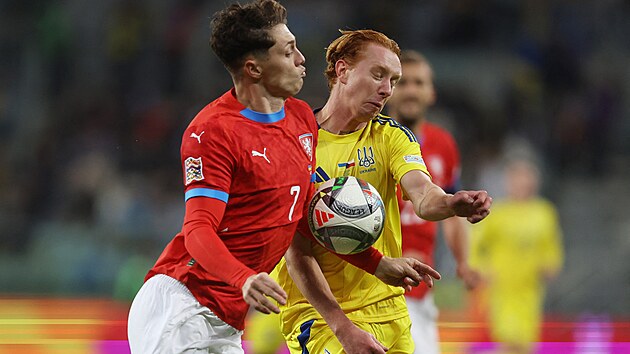 �esk� stoper Ladislav Krej�� (vlevo) zahr�l rukou a z n�sledn� penalty Ukrajina...