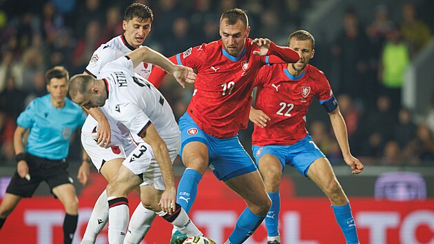 �esk� forvard Tom� Chor� bojuje s alb�nsk�mi hr��i o balon.