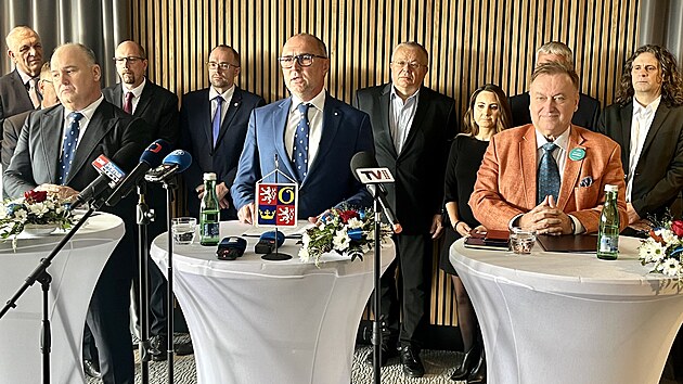 Koalin smlouvu v hradeckm kongresovm hotelu Aldis uzaveli (zleva) Jan Birke (Hlas samosprv), Petr Koleta (ANO) a Miroslav Havrda (Svobodn) za koalici SPD, PRO, Trikolry a Svobodnch. (11. jna 2024)