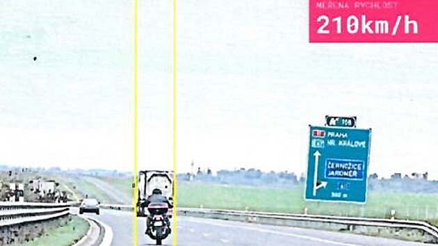 Motork uhnl po dlnici D11 na Hradec Krlov o 80 km/h vc, ne je povolen. (8. jna 2024)