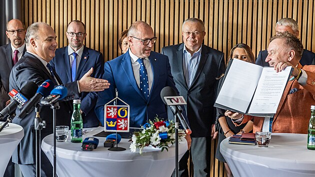 Lka a mstopedseda hradeckch Svobodnch Miroslav Havrda ukazuje podepsanou koalin smlouvu o nov vld Krlovhradeckho kraje.
