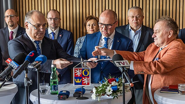 Podepisovn krajsk koalice. Zleva je nchodsk starosta a pedseda krajsk SOCDEM Jan Birke (Hlas samosprv), hronovsk starosta a pedseda krajskho hnut ANO Petr Koleta a mstopedseda hradeckch Svobodnch Miroslav Havrda (za koalici SPD a partner).