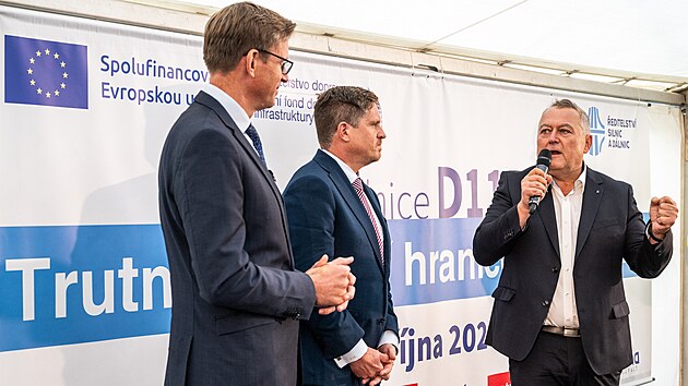 Zleva ministr dopravy Martin Kupka (ODS), gener�ln� �editel �editelstv� silnic a d�lnic Radek M�tl a poslanec Ivan Adamec (ODS) na zah�jen� stavby �seku d�lnice D11 z Trutnova na hranici s Polskem (11. ��jna 2024)