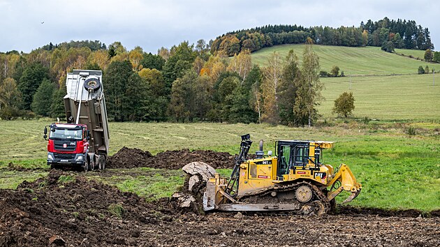 Stavebn� firma za�ala budovat jednadvacetikilometrov� �sek d�lnice D11 z Kr�lovce na Trutnov. (11. ��jna 2024)
