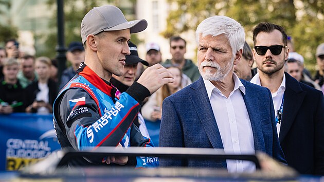 Prezident Petr Pavel a rallye závodník Filip Mare� v rozhovoru p�ed zahájením...