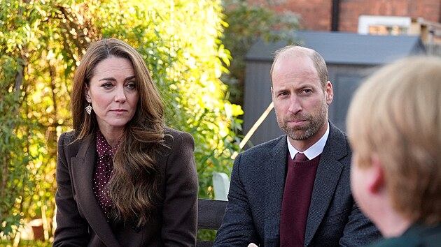 Princezna Kate a princ William na setk�n� s rodinami t�� zabit�ch d�t� v Southportu (10. ��jna 2024)
