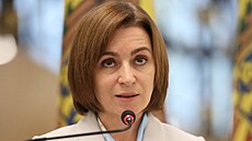 Moldavská prezidentka Maia Sanduová na tiskové konferenci s p�edsedkyní...
