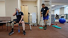 Rehabilitaní centrum v Doncku. Rutí veteráni si zvykají na ivot s protézou....