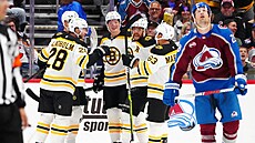Hokejisté Bostonu slaví gól na led� Colorada.