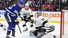 David Rittich v brance Los Angeles zasahuje v utkání proti Torontu. Zakon�uje...