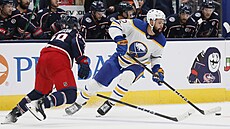 Jordan Greenway /vpravo) z Buffala a Damon Severson z Columbusu.