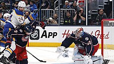 Dylan Cozens (24) z Buffala se snaí dostat k puku, Ivan Provorov (9) z...