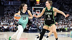 Sabrina Ionescuová (vlevo) z New Yorku a Alanna Smithová ve tetím finále WNBA.