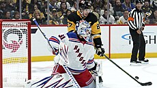 Igor �es�orkin v brance NY Rangers sleduje akci Sidneyho Crosbyho z Pittsburghu.