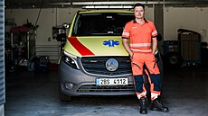 Se sluebním vozem míí inspektor provozu jihomoravské záchranné sluby Luká...