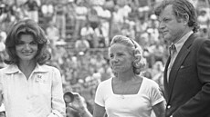Jacqueline Kennedyová a Ethel Kennedyová a senátor Edward Kennedy na tenisovém...