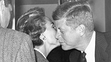 Ethel Kennedyová se svým �vagrem Johnem Kennedym po jeho zvolení prezidentem...