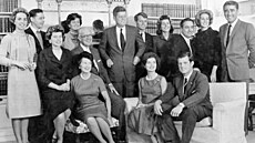 Klan rodiny Kennedyových na snímku z prosince 1960. Ethel Kennedyová zcela...