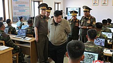 Severokorejský v�dce Kim �ong-un na inspekci armády. (13. zá�í 2024)