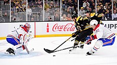 Arber Xhekaj z Montreal Canadiens brání Davida Pastr�áka z Boston Bruins p�ed...