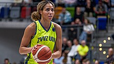 Soustedná Isabelle Harrisonová z USK Praha ped trestným hodem bhem zápasu v...