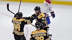 David Pastrák a Pavel Zacha z Boston Bruins slaví gól proti Montreal Canadiens.