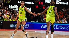 Isabelle Harrisonová a Valériane Ayayiová z USK Praha bhem zápasu Euroligy ve...