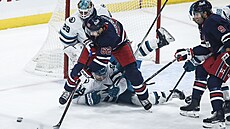 Obránce Jan Rutta ze San Jose Sharks padá na led po souboji s Ninem...